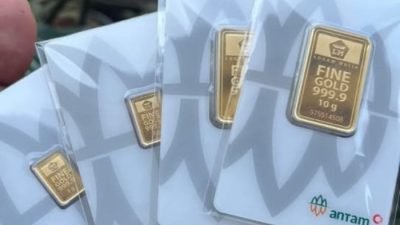 Harga emas batangan produksi PT Aneka Tambang Tbk (Antam) kembali mengalami penurunan pada perdagangan hari ini. Jumat, (15/8/2025).