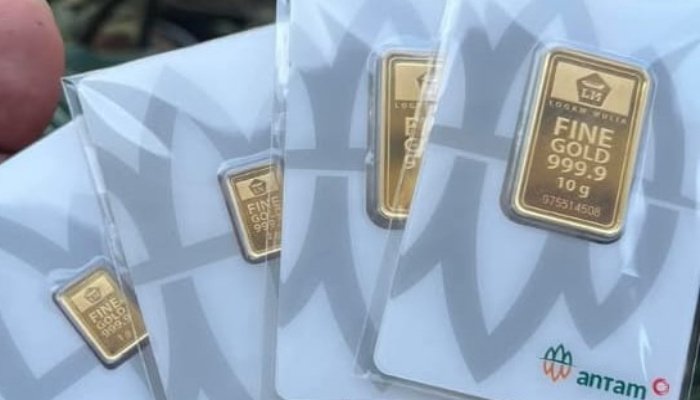 Harga emas batangan produksi PT Aneka Tambang Tbk (Antam) kembali mengalami penurunan pada perdagangan hari ini. Jumat, (15/8/2025).