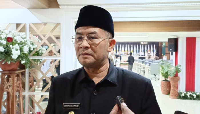 Pemprov dan DPRD Jabar menggelar rapat paripurna membahas persetujuan Raperda APBD Perubahan 2025 di Gedung DPRD Jabar, Jumat (15/8/2025).