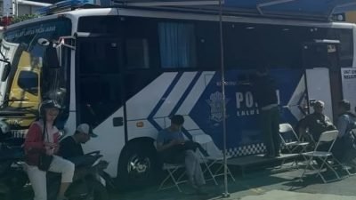 SIM keliling menjadi solusi praktis bagi warga yang hendak memperpanjang SIM, tanpa harus mendatangi kantor Satpas.