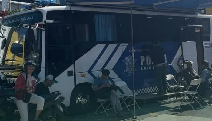 SIM keliling menjadi solusi praktis bagi warga yang hendak memperpanjang SIM, tanpa harus mendatangi kantor Satpas.