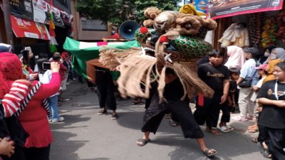 Suasana semarak kemerdekaan terasa begitu kental di kawasan Sekeloa, Kecamatan Coblong, Kota Bandung, Minggu (17/8/2025). 