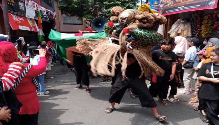 Suasana semarak kemerdekaan terasa begitu kental di kawasan Sekeloa, Kecamatan Coblong, Kota Bandung, Minggu (17/8/2025). 
