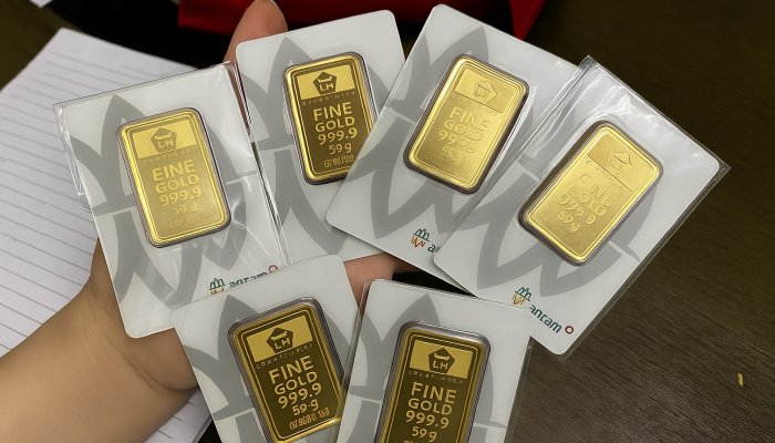 Harga emas batangan produksi PT Aneka Tambang Tbk (Antam) pada perdagangan hari ini. Sabtu, (23/8/2025) melambung tinggi.