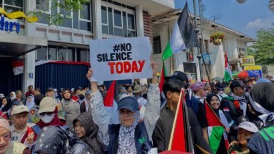 Ribuan massa tumpah ruah memenuhi jalanan Kota Bandung dalam aksi bela Palestina yang digelar pada Minggu, (24/8/2025).