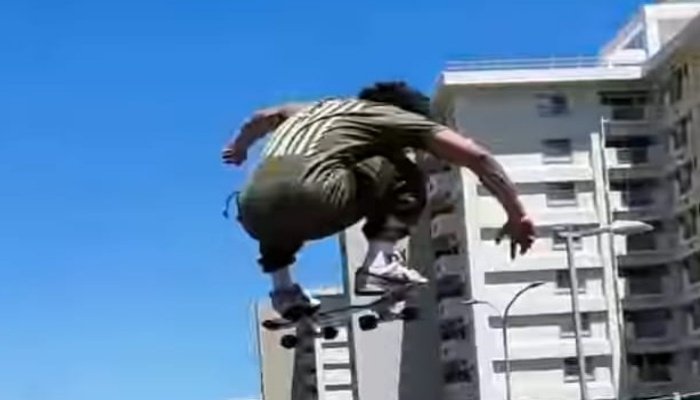 Pada era 1950-an, peselancar California yang bosan saat laut tenang mencari cara agar adrenalin tetap mengalir. 