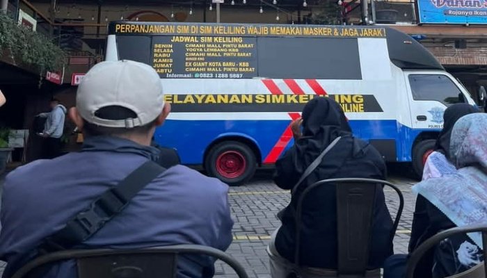Polrestabes Bandung bersama Polres Cimahi menghadirkan layanan SIM Keliling untuk mempermudah masyarakat memperpanjang SIM A dan SIM C.