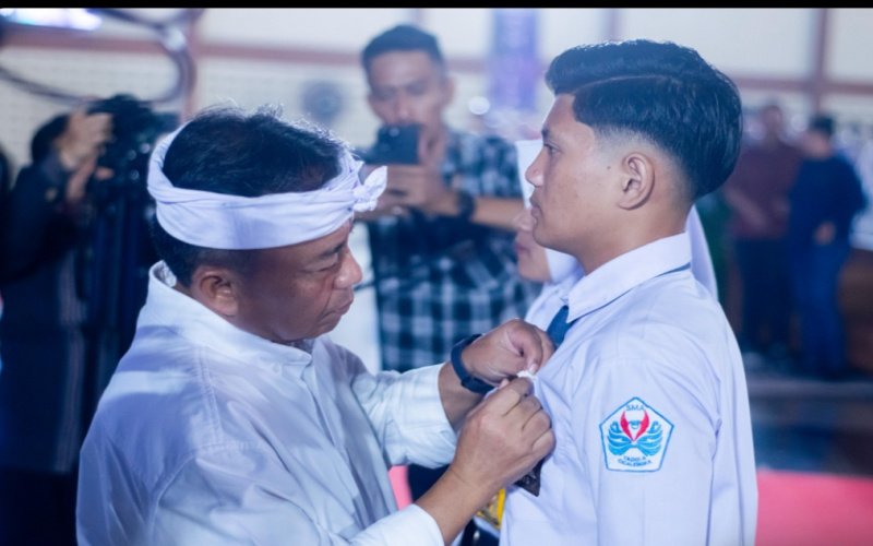 Sekda Jawa Barat, Herman Suryatman mengukuhkan 1500 pelajar se-Jabar sebagai anggota dan pengurus Forum OSIS Jawa Barat