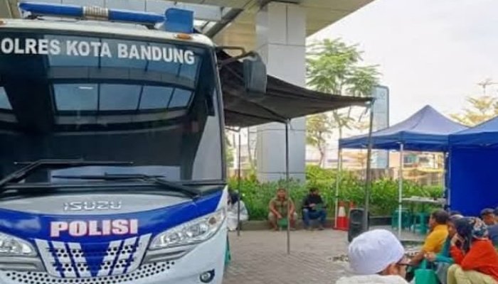 Tak perlu repot antre di kantor Satpas, warga Bandung dan Cimahi kini bisa memperpanjang SIM lewat layanan SIM Keliling.