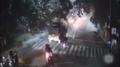 Detik-detik Gas Air Mata Polisi Hantam Kampus, Mahasiswa dan Sekuriti Unisba-Unpas Jadi Korban