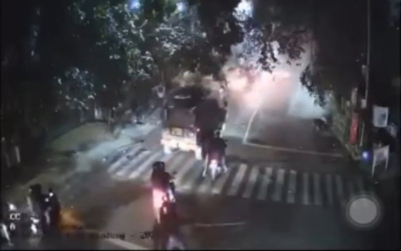 Detik-detik Gas Air Mata Polisi Hantam Kampus, Mahasiswa dan Sekuriti Unisba-Unpas Jadi Korban