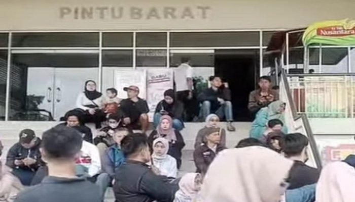 Tak perlu repot antre di kantor Satpas, warga Bandung dan Cimahi kini bisa memperpanjang Surat Izin Mengemudi lewat layanan SIM Keliling.