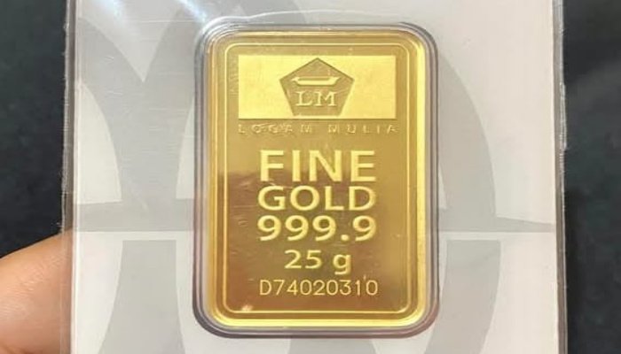 Harga emas batangan produksi PT Aneka Tambang Tbk (Antam) pada perdagangan Jumat (5/9/2025) turun tipis sebesar Rp2.000 per gram.