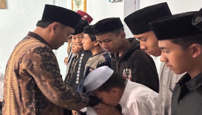 Wakil Ketua DPRD Kabupaten Bandung, M. Hailuki, menggelar kegiatan santunan santri di Pondok Pesantren Parungserab, Kecamatan Soreang.