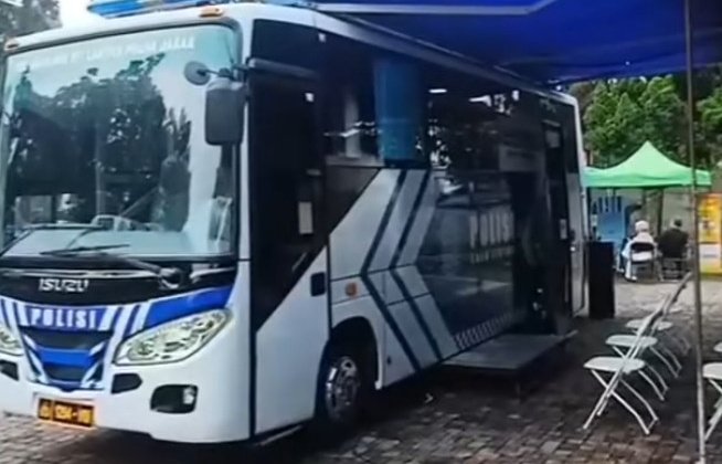 Antrean panjang di kantor Satpas Polrestabes Bandung sering kali menjadi kendala bagi warga yang ingin memperpanjang SIM.