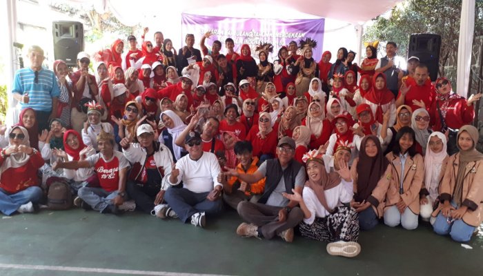 Ratusan alumni SMPN 19 Bandung berkumpul dalam acara Semarak 17 Agustus memperingati HUT ke-80 Kemerdekaan RI di lapangan basket SMPN 19.