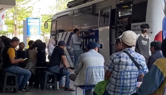 Proses perpanjangan SIM bagi warga Bandung dan Cimahi kini bisa dilakukan tanpa antre berjam-jam di kantor Satpas.