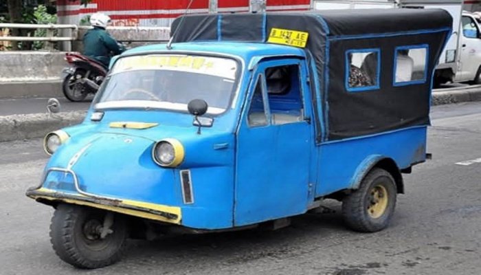Sebelum jalanan kota dipenuhi angkot, motor matic, atau ojek online, masyarakat pernah begitu akrab dengan kendaraan mungil bernama bemo.