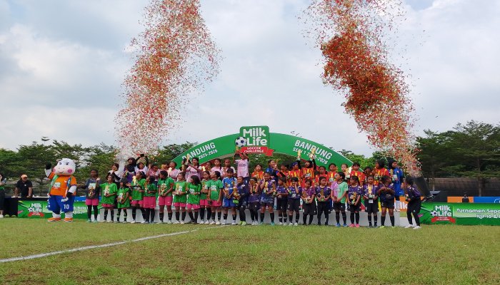 Perhelatan MilkLife Soccer Challenge (MLSC) Bandung Seri 1 2025/2026 resmi berakhir dengan menghadirkan juara-juara baru yang penuh semangat.