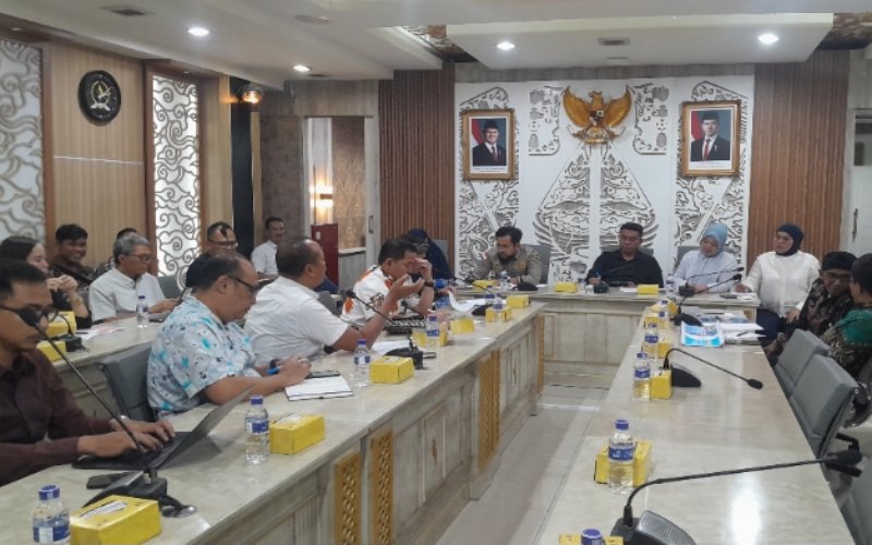 Pelaku usaha pariwisata yang terhimpun dalam sejumlah asosiasi melakukan audiensi dengan Komisi II DPRD Provinsi Jawa Barat.