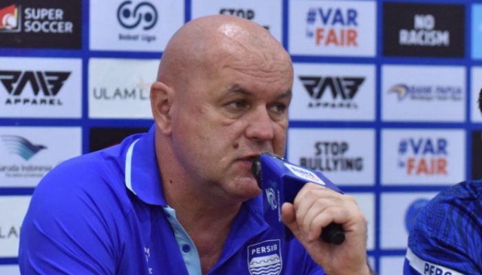 Pelatih Persib Bandung Bojan Hodak menyambut gembira kemenangan yang diraih timnya saat menekuk PSBS Biak, Jumat (17/10/2025l malam.