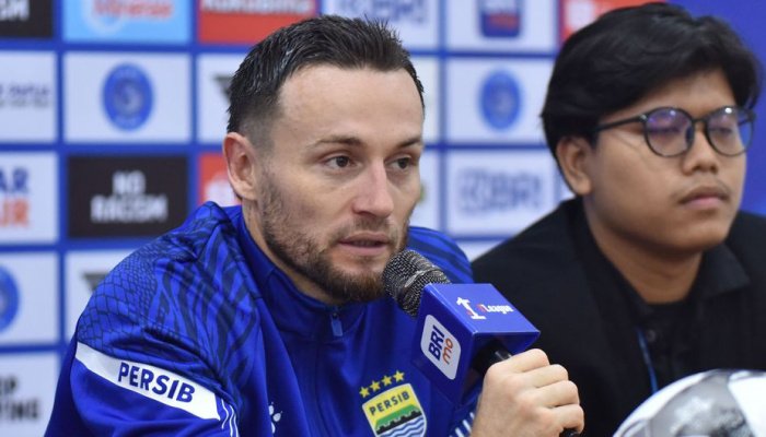 Pelatih Persib Bandung Bojan Hodak menyambut gembira kemenangan yang diraih timnya saat menekuk PSBS Biak, Jumat (17/10/2025l malam.