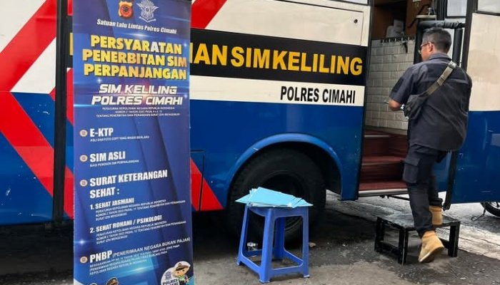 Polrestabes Bandung bersama Polres Cimahi menghadirkan layanan SIM Keliling bagi warga yang ingin memperpanjang SIM.