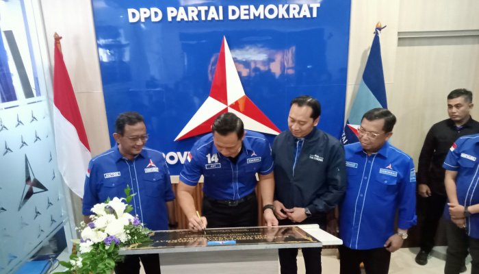 Agus Harimurti Yudhoyono (AHY) meresmikan penggunaan Kantor DPD Partai Demokrat Jabar di Jalan Pacuan Kuda, Bandung, Minggu (26/10/2025).