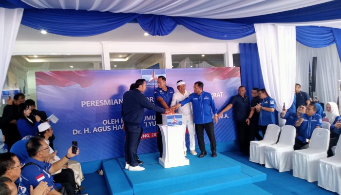 Agus Harimurti Yudhoyono (AHY) meresmikan penggunaan Kantor DPD Partai Demokrat Jabar di Jalan Pacuan Kuda, Bandung, Minggu (26/10/2025).