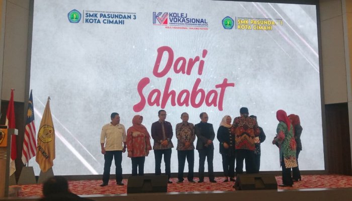 SMK Pasundan 3 Cimahi, SMK Pasundan 1 Cimahi, dan Kolej Vokasional Tanjung Putri Malaysia menulis satu karya bersama bertajuk “Dari Sahabat”,