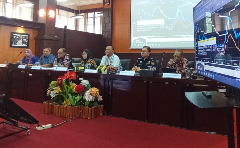 Realisasi APBN yang mengalir ke Pemerintah Provinsi Jawa Barat ( Pemprov Jabar ) mengalami perlambatan sebesar 6.96 persen.