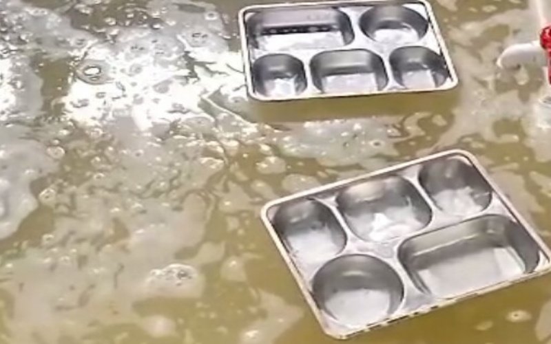 Viral! SPPG di Cipatat Bandung Barat Cuci Ompreng MBG, Kondisi Tak Layak Bikin Heboh