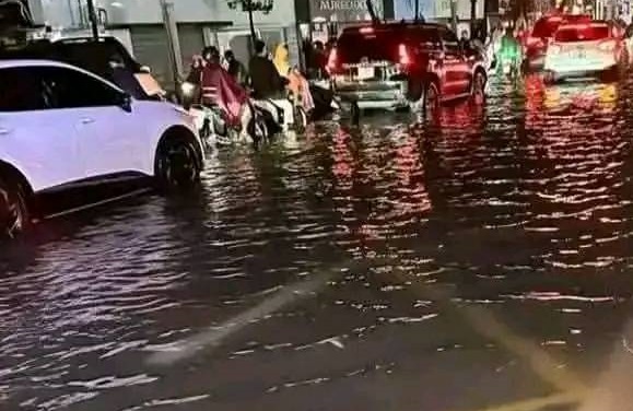 banjir di wilayah Kopo Sayati tepatnya Jalan Dengdek, Kecamatan Margahayu Bupati Kabupaten Bandung Dadang Supriatna langsung sidak