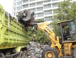 Pemkot Bandung Angkut Sampah di Eks TPA Dago, Kerahkan 8 Armada Pengangkut