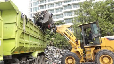 Pemkot Bandung Angkut Sampah di Eks TPA Dago, Kerahkan 8 Armada Pengangkut
