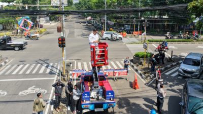 Pemerintah Kota Bandung bersama Pemerintah Provinsi Jawa Barat dan Apjatel mulai menata kabel udara di kawasan Jalan Buahbatu. 