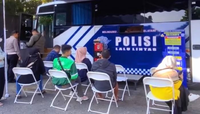 Satlantas Polrestabes Bandung kembali membuka layanan SIM Keliling bagi masyarakat yang ingin memperpanjang masa berlaku SIM A dan SIM C.