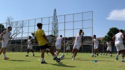 Tim Persib Bandung tidak pulang dulu ke Bandung, tapi langsung terbang ke Malaysia, seusai menghadapi Bali United pada Sabtu (1/11/2025) lalu.