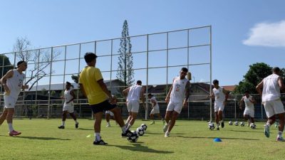 Tim Persib Bandung tidak pulang dulu ke Bandung, tapi langsung terbang ke Malaysia, seusai menghadapi Bali United pada Sabtu (1/11/2025) lalu.