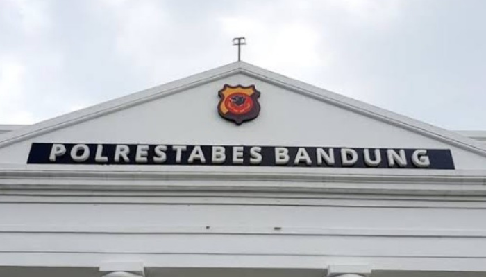 Satuan Lalu Lintas Polrestabes Bandung kembali membuka layanan SIM Keliling bagi warga yang ingin memperpanjang masa berlaku SIM A dan SIM C.