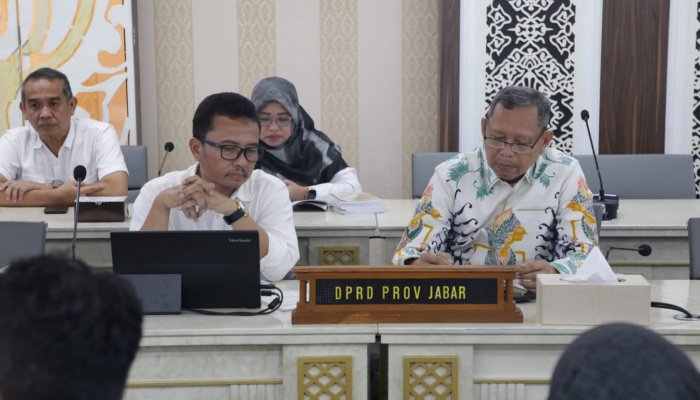 Dewan Perwakilan Rakyat Daerah (DPRD) Provinsi Jawa Barat menerima kunjungan kerja dari DPRD Kabupaten Indramayu, Rabu (5/10/2025).
