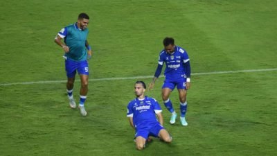 Persib Bandung kembali meraih kemenangan di Super League 2025-2026, setelah menekuk Dewa United 1-0 di GBLA, Jumat (21/11/2025) malam.