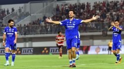 Persib Bandung sukses meraih kemenangan kelima beruntun di Super League 2025-2026, setelah pada laga Pekan 14, membantai Madura United 1-4.