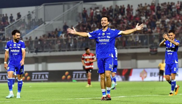 Persib Bandung sukses meraih kemenangan kelima beruntun di Super League 2025-2026, setelah pada laga Pekan 14, membantai Madura United 1-4.