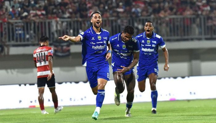 Pelatih Persib Bandung Bojan Hodak puas dengan kemenangan 4-1 atas Madura United, pada laga Pekan 14 Super League 2025-2026.