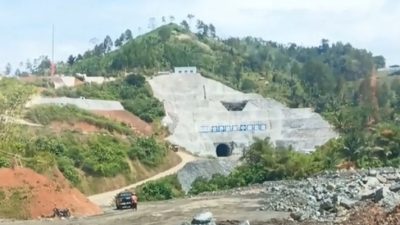 Proyek PLTA Upper Cisokan yang pengerjaannya oleh PLN mengakibatkan puluhan rumah milik warga mengalami kerusakan.