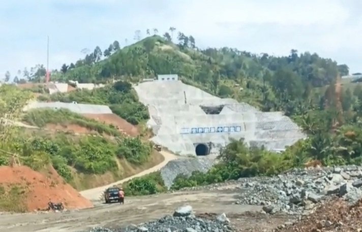 Proyek PLTA Upper Cisokan yang pengerjaannya oleh PLN mengakibatkan puluhan rumah milik warga mengalami kerusakan.