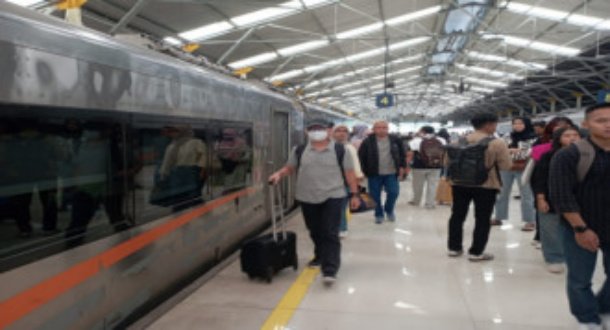 Libur Sekolah, Commuter Line Bandung Raya Jadi Primadona Wisatawan
