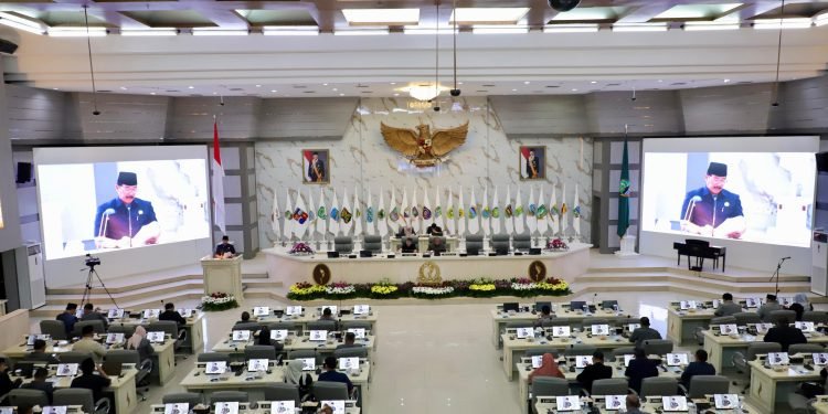 DPRD Jawa Barat menggelar rapat paripurna untuk menyampaikan pandangan umum fraksi-fraksi terhadap dua Raperda.