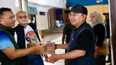 Sekretariat DPRD Provinsi Jawa Barat berikan bantuan kepada masyarakat yang terkena banjir di Desa Rancamanyar.